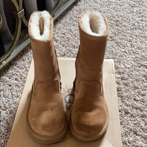 UGG GIRLS BOOTS - Picture 2 of 6